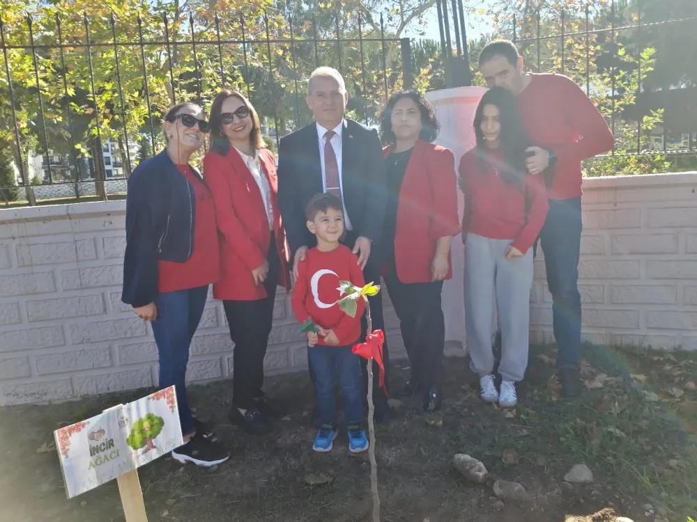 Minik eller Cumhuriyet için fidan dikti