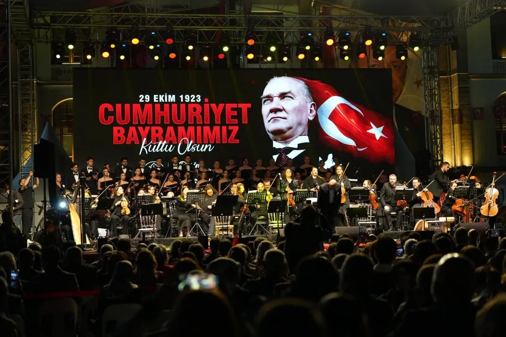 Manisa’da Cumhuriyet coşkusu meydanlara sığmadı