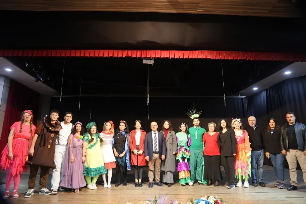 “Bizim Ayşe Abur Cubur Krallığı’nda” Miniklerle Buluştu