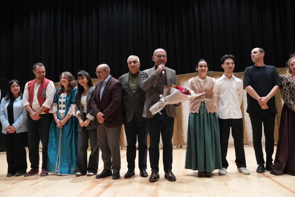 Turgutlu Belediyesi Tiyatro Ekibi “Kadınlık Bizde Kalsın” Oyunuyla Alkış Topladı