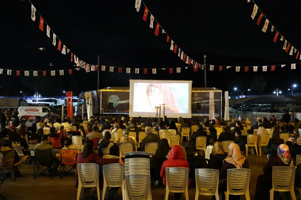 Yunusemre’de Açık Hava Sinemasına Yoğun İlgi