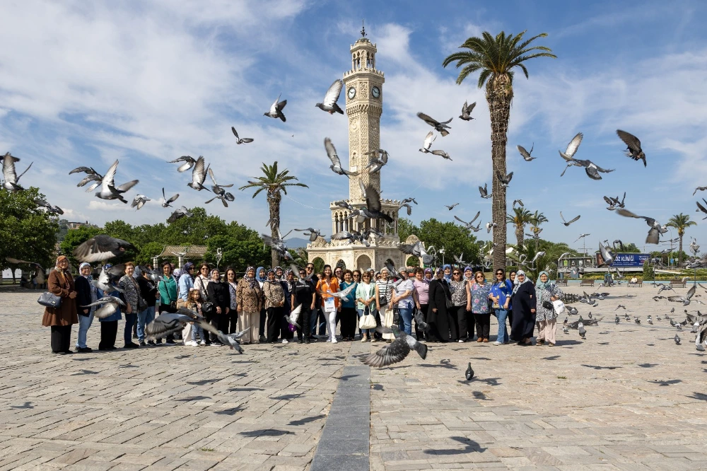 YUNUSEMRELİ KADINLAR İZMİR’İ GEZDİ