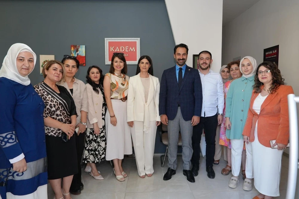 Arınç’tan Manisa’da Anlamlı Ziyaretler: KADEM’e Destek, Aileye Ortak Sevinç
