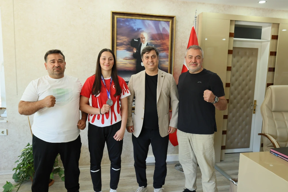  İl Müdürü Öztürk’ten Dünya İkincisi Cemile Aykoç’a Ödül