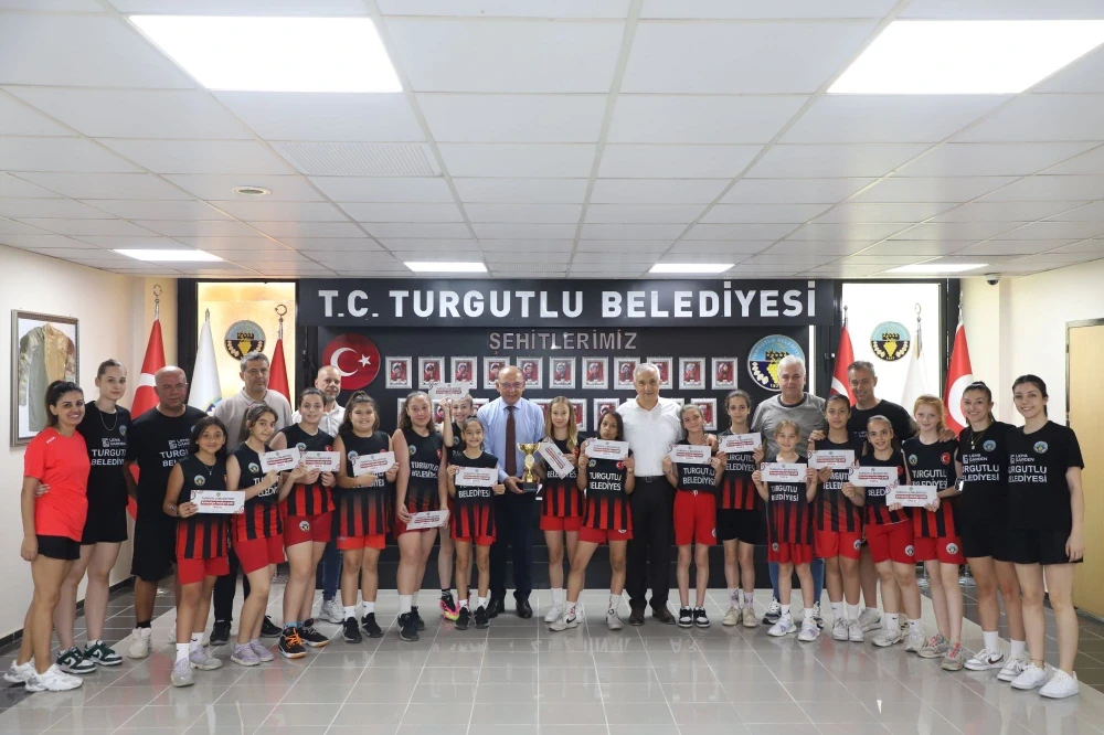 Turgutlu’nun Minik Perileri Kupayı Başkan Akın’a Getirdi