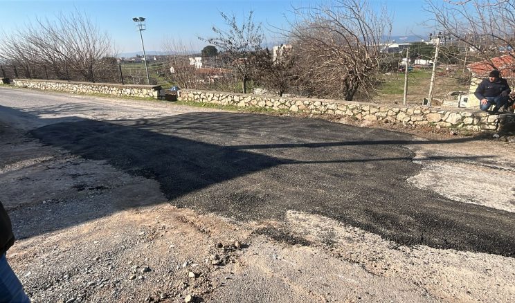 Manisa Büyükşehir Belediyesi Akhisar’daki Yol Bozukluklarını Onarıyor